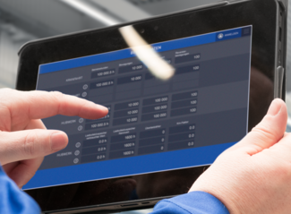 Mitarbeiter bedient das System ABUControl auf einem Tablet Mitarbeiter bedient das System ABUControl auf einem Tablet